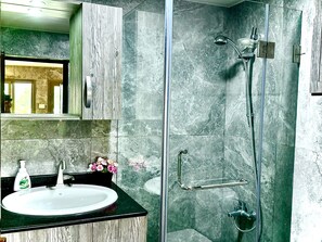 Premium Apartment, 1 Bedroom, Kitchen, Mountain View | Bathroom | Shower, free toiletries, hair dryer, towels - KAY Loft (Kfar Houneh)