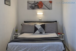 2 bedrooms, desk, iron/ironing board, WiFi - ClickSardegna Speranza House on Brionis estate with large veranda (Alghero)