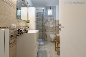 Dusche, Haartrockner, Bidet, Handtücher