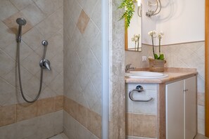 Shower, hair dryer, bidet, towels - Sant'Anna house on Brionis estate with large veranda overlooking the sea (Alghero)