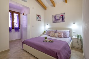 2 間睡房、書桌、熨斗/熨衫板、可攜式嬰兒床