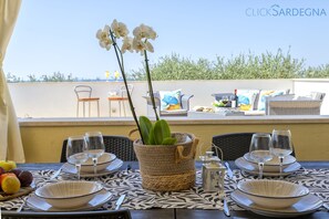 Outdoor dining - Villa Brionis sea view for 12 persons. 7 bedrooms, 5 bathrooms and 3 kitchens (Alghero)
