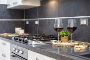 Fridge, microwave, oven, stovetop - Villa Brionis sea view for 12 persons. 7 bedrooms, 5 bathrooms and 3 kitchens (Alghero)