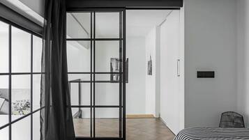 1 bedroom, desk, blackout curtains, soundproofing