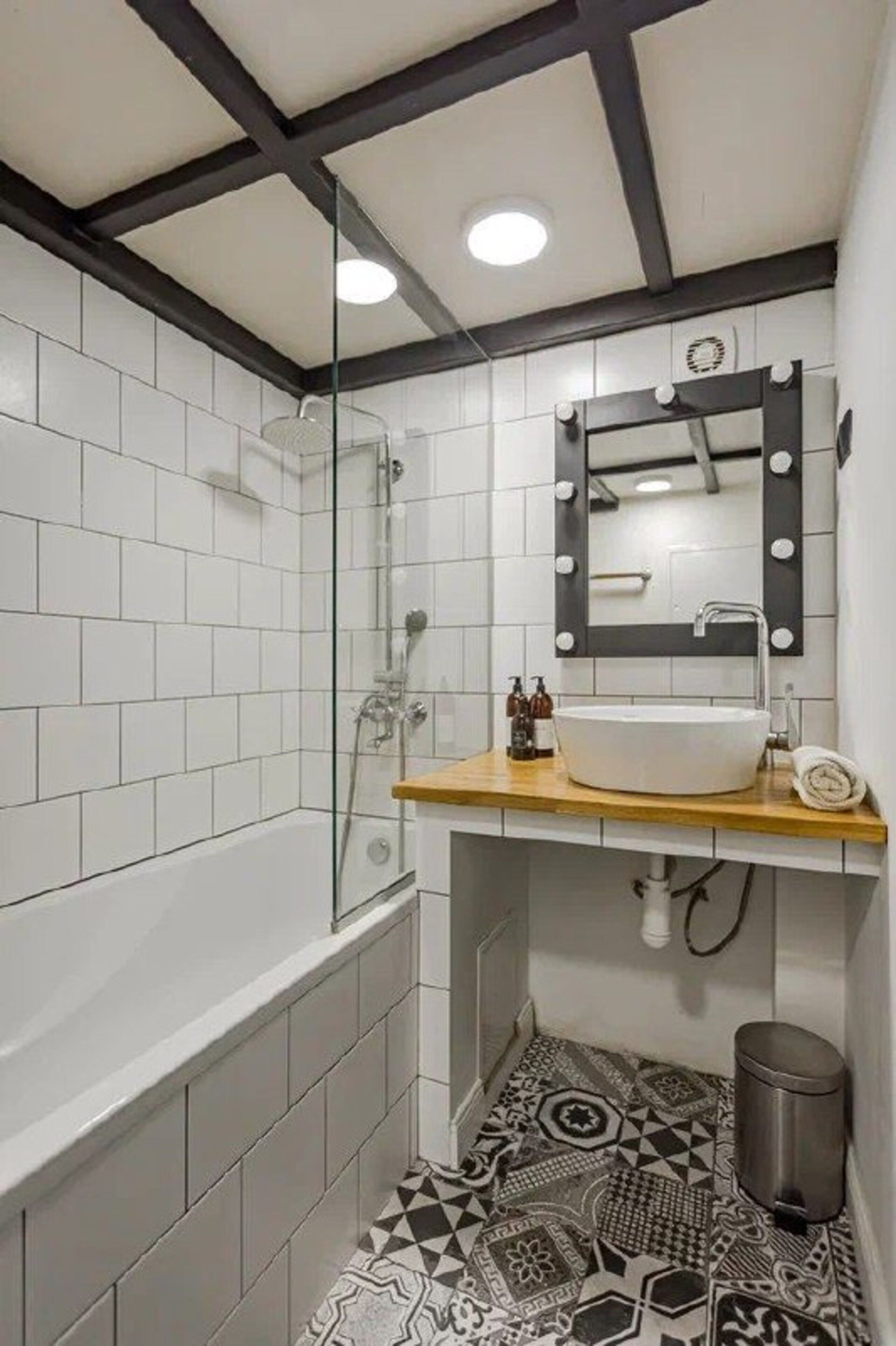 Apartment | Bathroom | Combined shower/bathtub, hair dryer, towels, soap