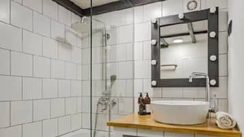 Apartment | Bathroom | Combined shower/bathtub, hair dryer, towels, soap