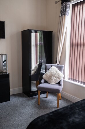 Standard Twin Room | Iron/ironing board, free WiFi, bed sheets - The Spread Eagle (Manchester)