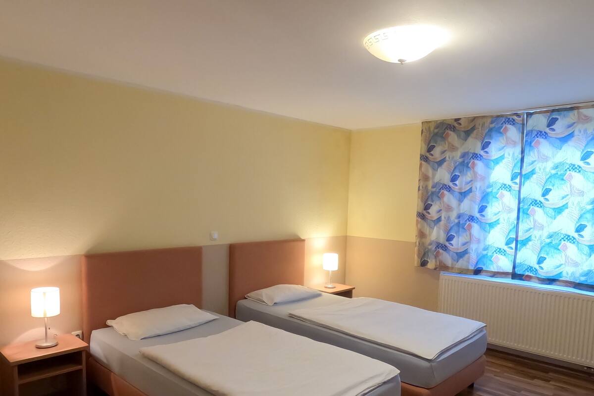 Schallisolierte Zimmer, kostenloses WLAN, Bettwäsche