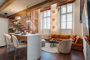 Suite Eksekutif | Ruang kerja ramah laptop, kedap suara, dan setrika/meja setrika