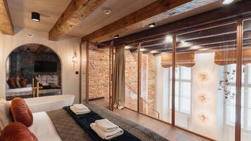 Executive Suite | Laptop workspace, soundproofing, iron/ironing board, free WiFi