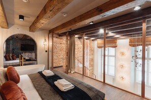 Espacio para trabajar con laptop y sistema de insonorización