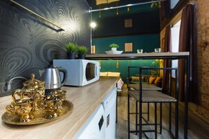 Refrigerador con freezer, microondas, horno, placa de cocina