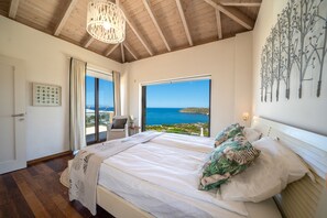 4 slaapkamers, een kluis op de kamer, een bureau