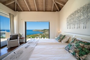 4 quartos, cofres nos quartos, escrivaninha