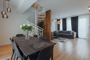 Grand Penthouse | In-room safe, individually decorated, individually furnished, desk