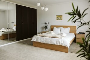 In-room safe, individually decorated, individually furnished, desk - Dec Apartments (Bucharest)