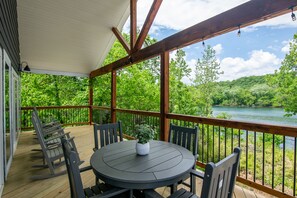 Outdoor dining - Lakefront, Private Hot Tub, By Downtown Landing | Mini Pearl (Branson)