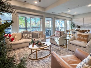 Smart TV, fireplace - Lakefront, Private Hot Tub, By Downtown Landing | Mini Pearl (Branson)