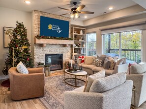 Smart TV, fireplace - Lakefront, Private Hot Tub, By Downtown Landing | Mini Pearl (Branson)