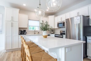 Fridge, microwave, oven, stovetop - Lakefront, Private Hot Tub, By Downtown Landing | Mini Pearl (Branson)