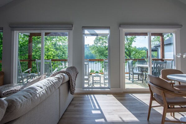 Smart TV, fireplace - Lakefront, Private Hot Tub, By Downtown Landing | Mini Pearl (Branson)