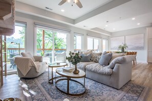 Smart TV, fireplace - Lakefront, Private Hot Tub, By Downtown Landing | Mini Pearl (Branson)