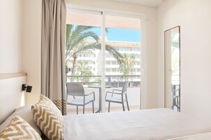 1 habitación, cortinas blackout y tabla de planchar con plancha 