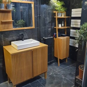 Een douche, een haardroger, handdoeken, zeep
