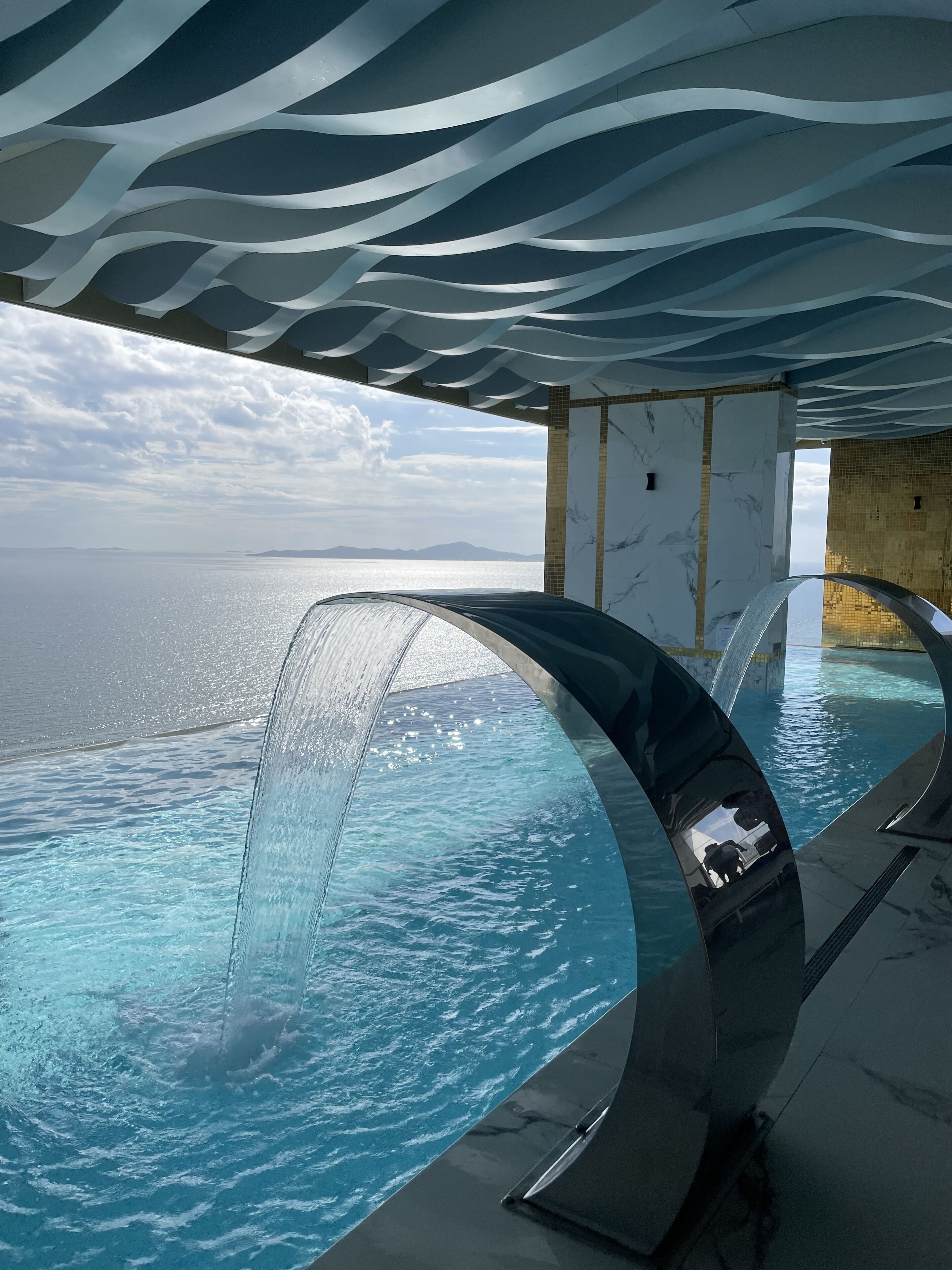 室內游泳池和4 座室外游泳池，開放時間為 08:00 至 21:00，提供泳池遮陽傘和日光浴躺椅