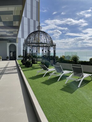 Innenpool, 4 Außenpools, Sonnenschirme, Liegestühle