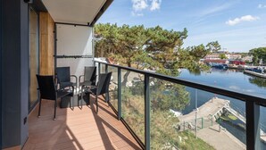 A balcony with a view of a marina and buildings. - Apartamenty Sun & Snow Lighthouse (Trzebiatow)