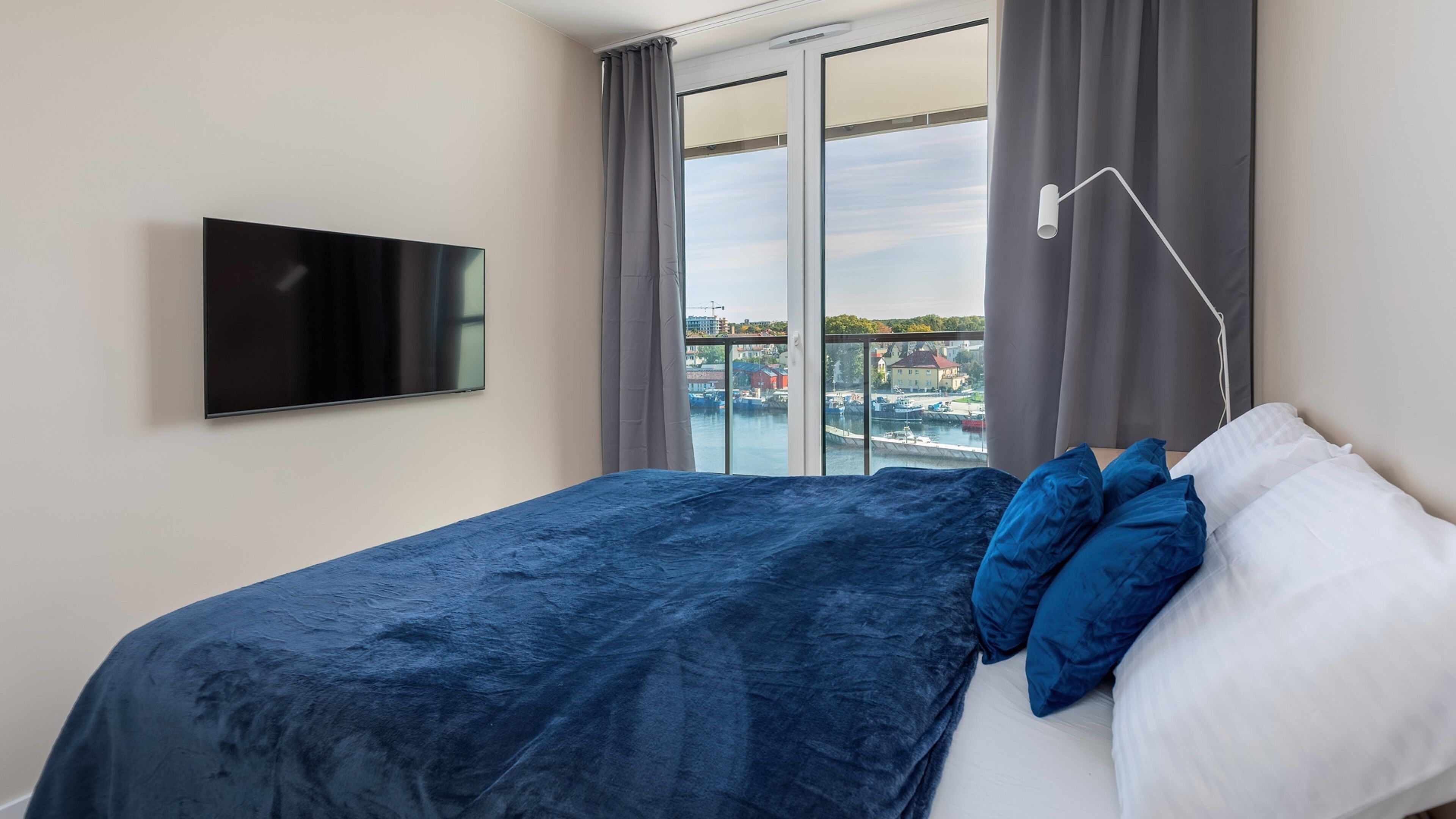 Apartamento (4.4) | Espacio para trabajar con un portátil y tabla de planchar con plancha