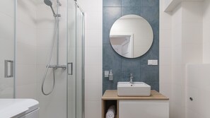 Apartament (0.2) | Bany | Dutxa, assecador de cabells i tovalloles 