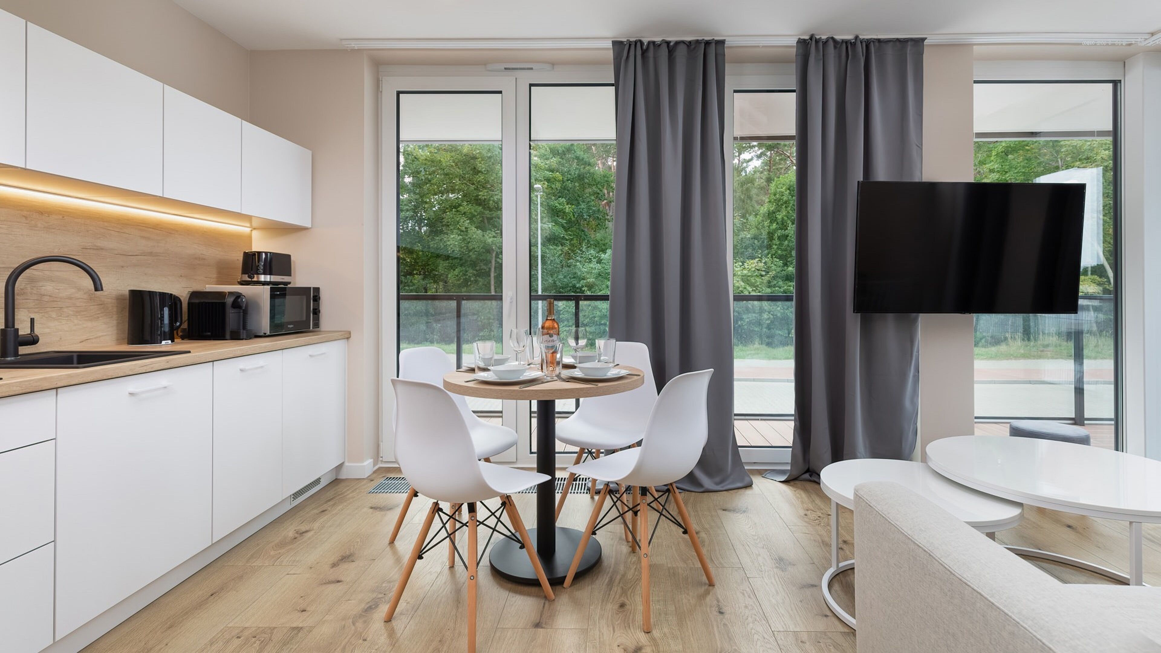 Apartment (0.2) | Living area | Flat-screen TV