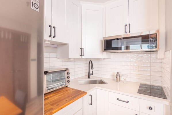 Fridge, stovetop, coffee/tea maker, toaster