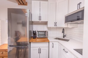 Fridge, stovetop, coffee/tea maker, toaster