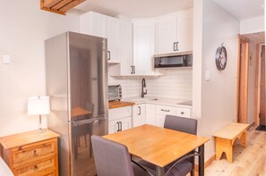 Jääkaappi, liesi, kahvin-/teenkeitin, leivänpaahdin