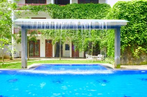 Una piscina al aire libre