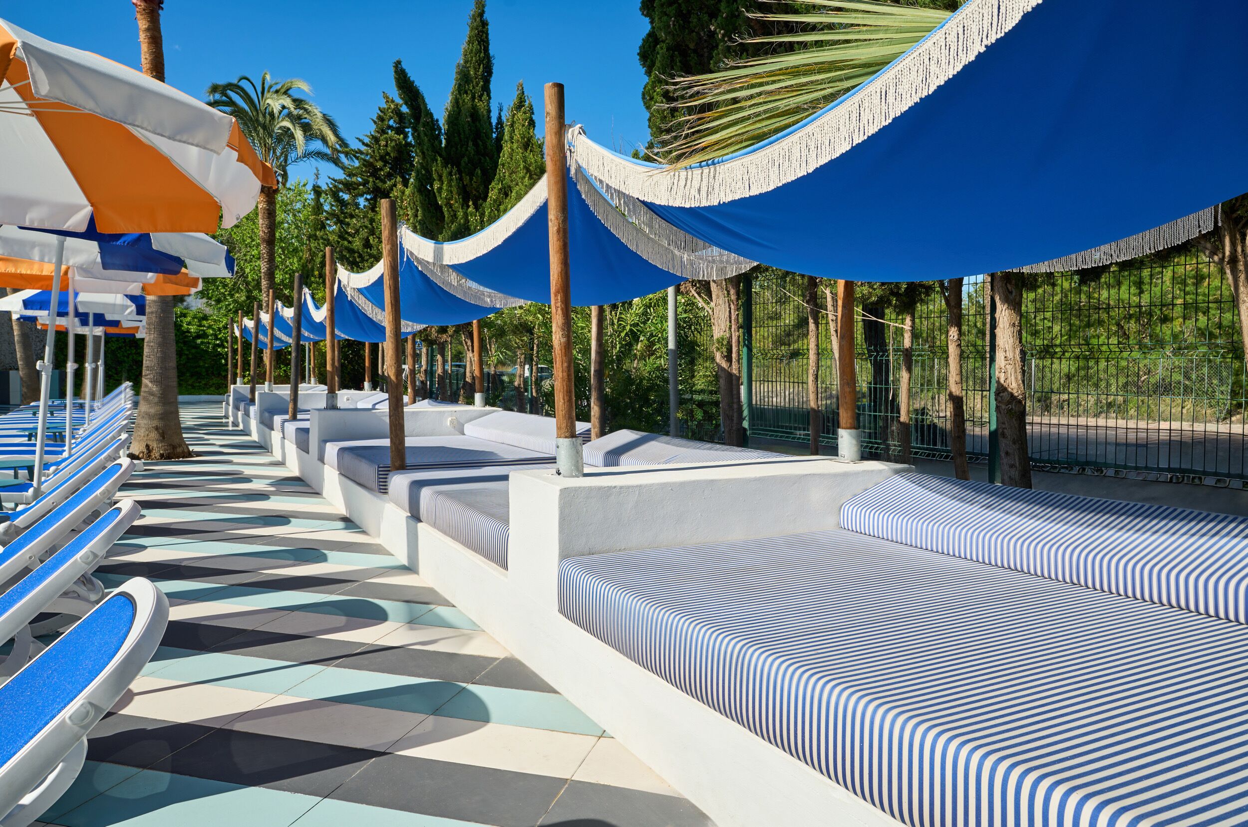 Una piscina al aire libre de temporada