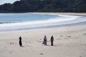 Ubicación cercana a la playa y arena blanca