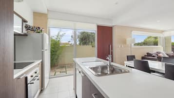 Alouarn Apartments 2 x 1 bedroom | Private kitchen | Full-size fridge, microwave, oven, stovetop