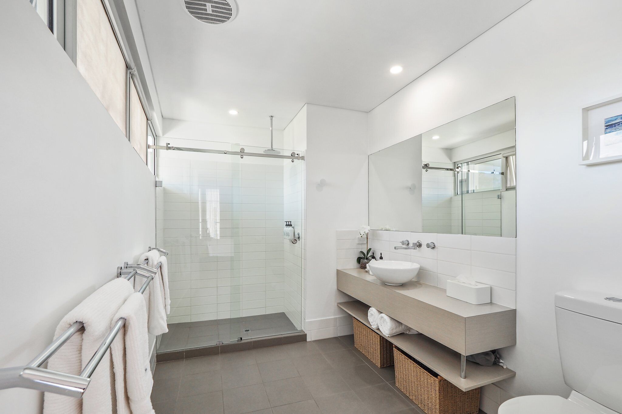 Apartemen Mewah (Luxury Apartment with Spa) | Kamar mandi | Shower, perlengkapan mandi desainer, pengering rambut, dan jubah mandi