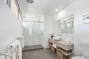 Luxe appartement (Luxury Apartment with Spa) | Badkamer | Een douche, designer toiletartikelen, een haardroger, badjassen