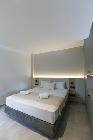 1 dormitori, planxa i posts de planxar, wifi i roba de llit 