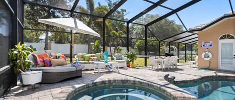 Alberca al aire libre y alberca climatizada