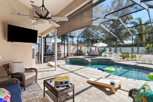 Dunedin Lux 5BR Villa w/heated saltwater pool & spa, patio, putting green & BBQ