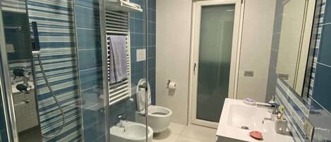 Douche, articles de toilette gratuits, sèche-cheveux, peignoirs