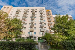 Front of property - Kopcińskiego Apartment Warsaw by Renters (Warsaw)