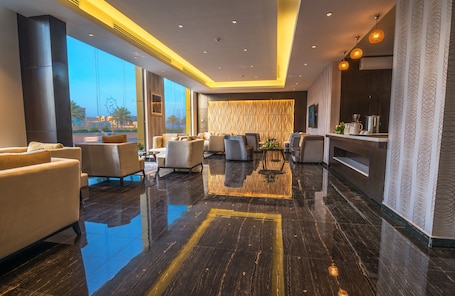 Sala de estar en el lobby. Suknai Aja Hotel Suites