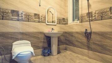 Dusche, Haartrockner, Bademäntel, Bidet
